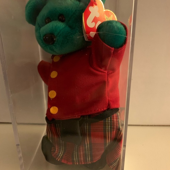 VINTAGE BEANIE BABY BEAR TY BEANIE “ERIN” OUTFITTED MINT DISPLAYED IN CASE 1997 - Picture 6 of 15